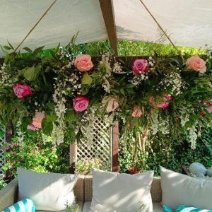 Kompozycja kwiatowa w plenerze